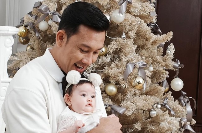 Denny Sumargo menggendong putrinya, Gabriella Alan Sumargo. [Instagram]